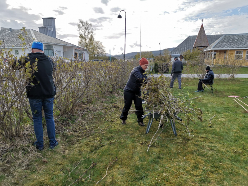 Dugnad i sansehagen